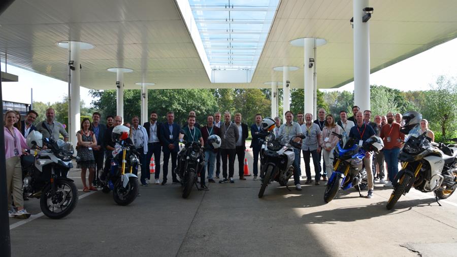Na 50 auto’s schenkt BMW ook motoren aan technische scholen