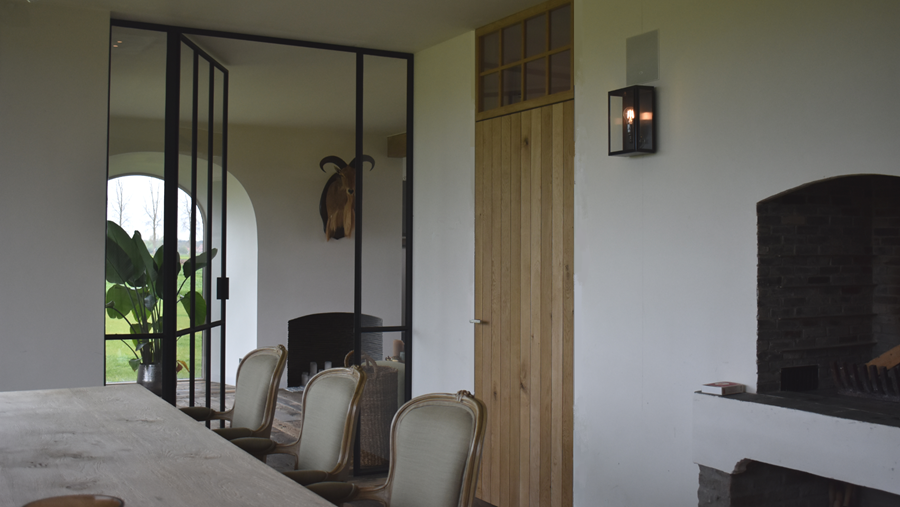 Portes en chêne massif pour une maison de campagne classique