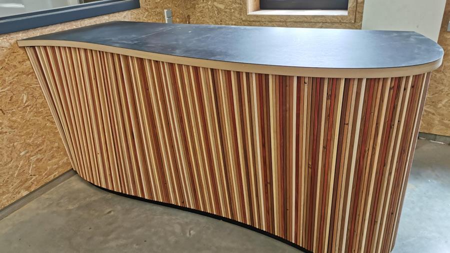 Un bureau conçu de manière organique pour une salle de classe pratique