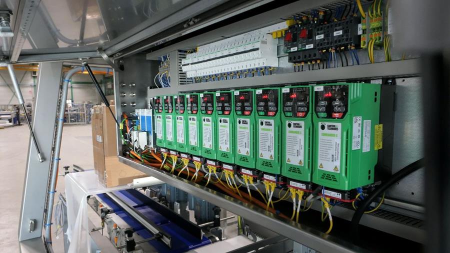 Le convertisseur de fréquence contrôle l'énergie électrique