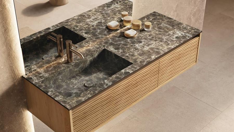 Tendances salle de bains 2025 : robinets colorés et Wabi-sabi