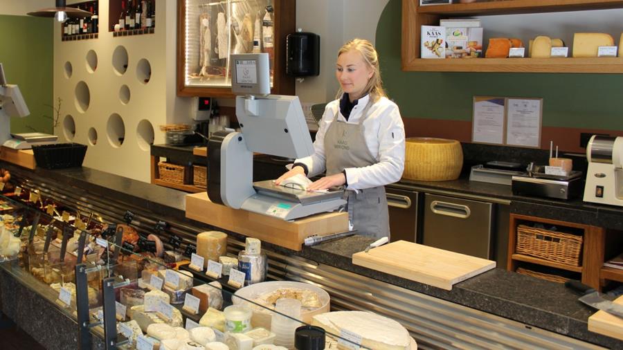 Jonge kaasmeester met eigen winkel