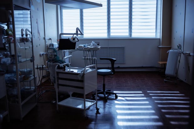 Des cabinets dentaires perquisitionnés à Bruxelles dans une enquête pour fraude sociale