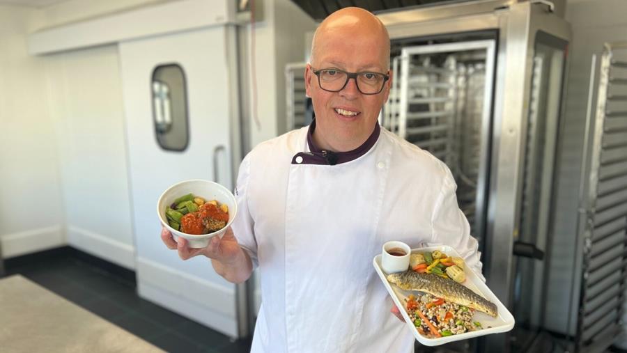 Collega's over de maaltijddistributie in de zorg